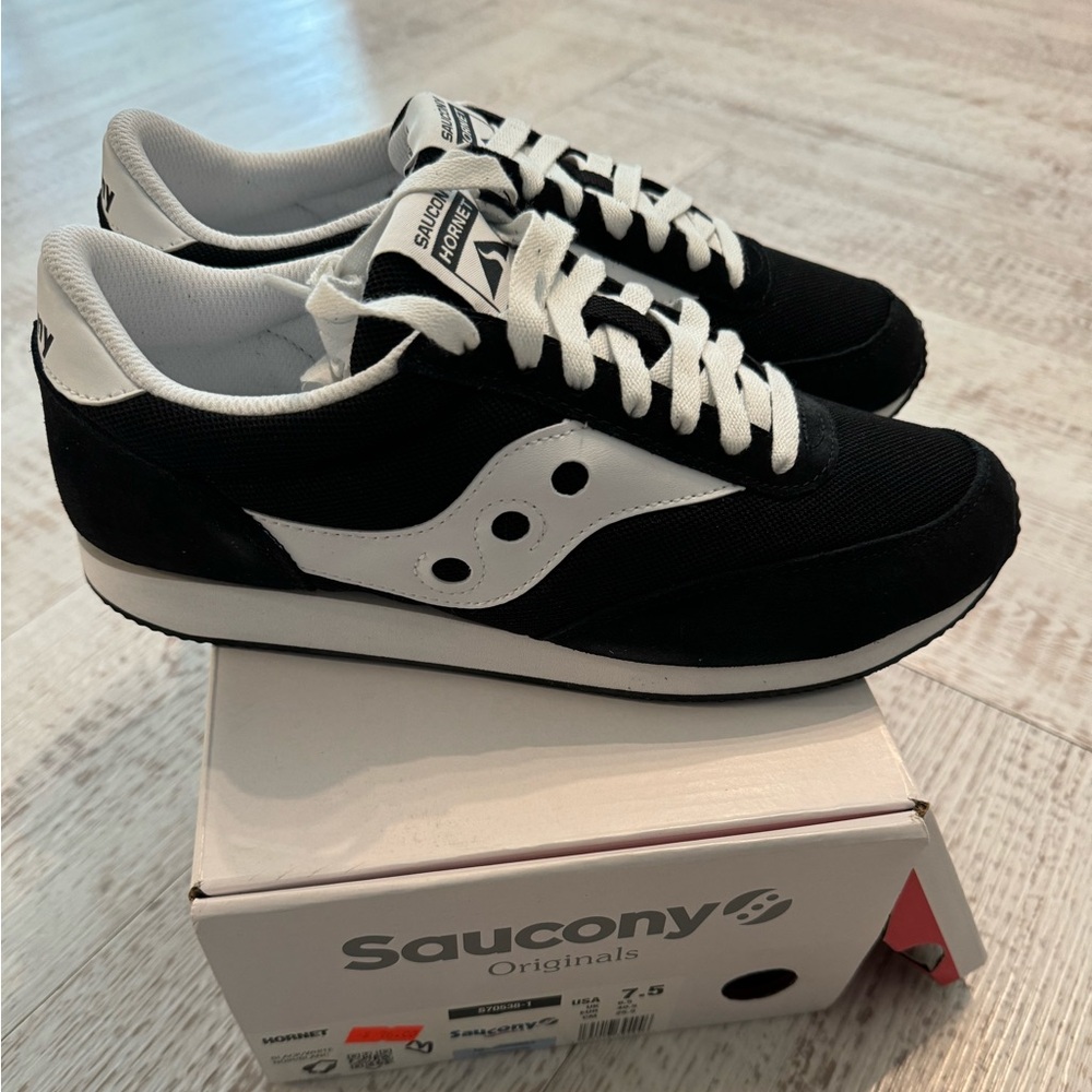 NEW Saucony Hornet - size 7.5 mens (equal to womens size 9)
